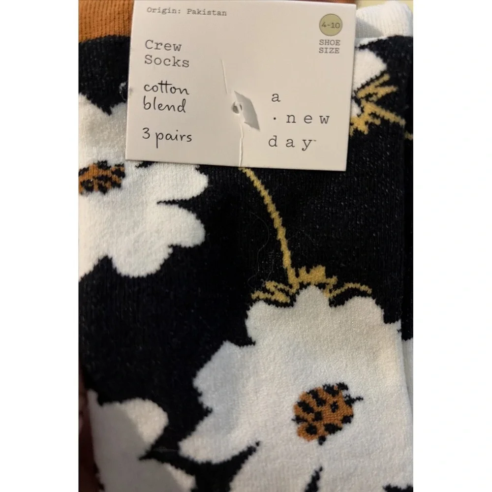 A New Day Women's 3-Pairs Cotton Blend Crew Socks w/ Large Flowers Size 4-10